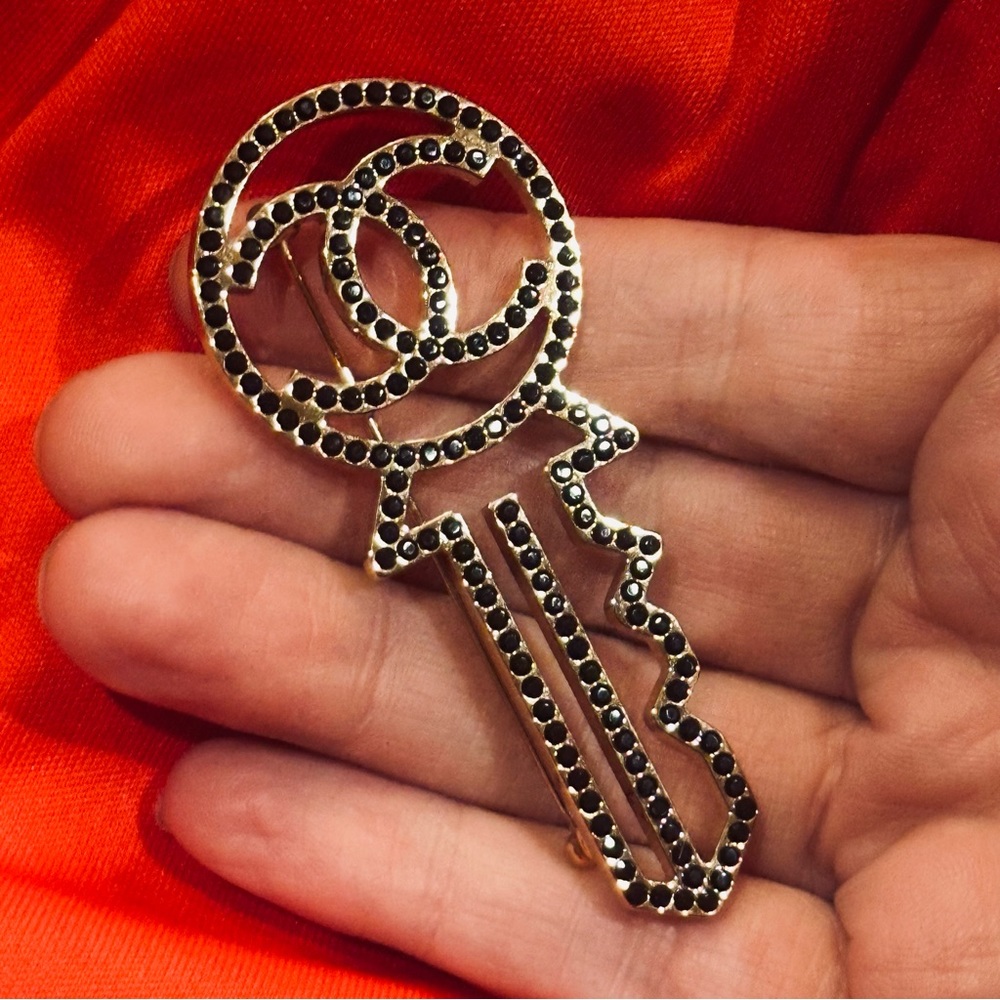 CHANEL Black Strass crystals and gold interlocking CC key brooch